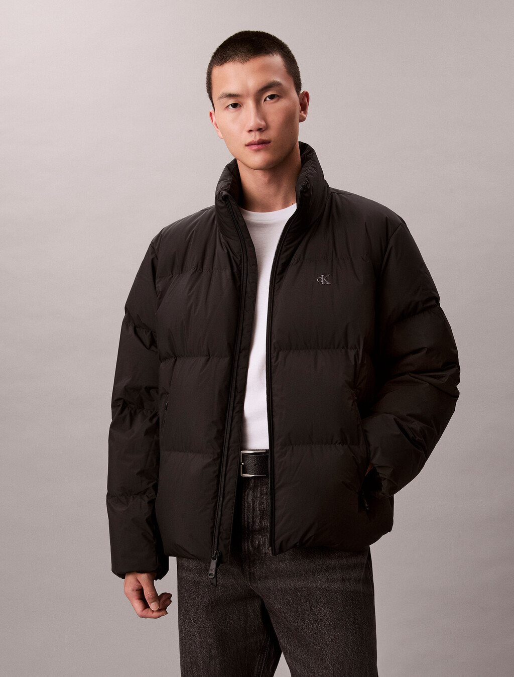 Buy 남성 릴랙스드 숏 다운 푸퍼 in color BLACK