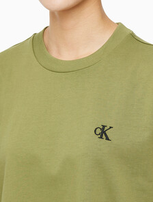 Buy 남녀공용 엠보싱 로고 반팔 티셔츠 in color KHAKI