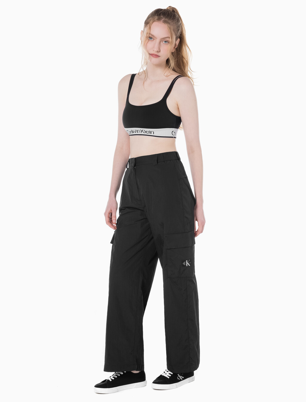 Buy 여성 루즈 카고팬츠 in color CK BLACK