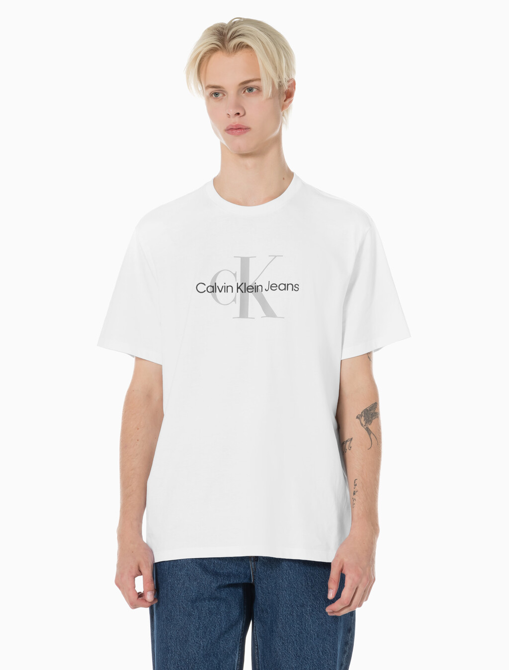 Buy 남성 레귤러핏 히어로 모노그램 로고 반팔 티셔츠 in color BRILLIANT WHITE