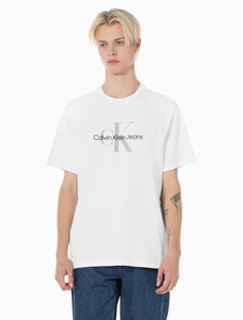 Buy 남성 레귤러핏 히어로 모노그램 로고 반팔 티셔츠 in color BRILLIANT WHITE