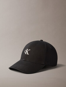 Buy 남녀공용 CKJ 스몰 모노그램 로고 볼캡 in color BLACK