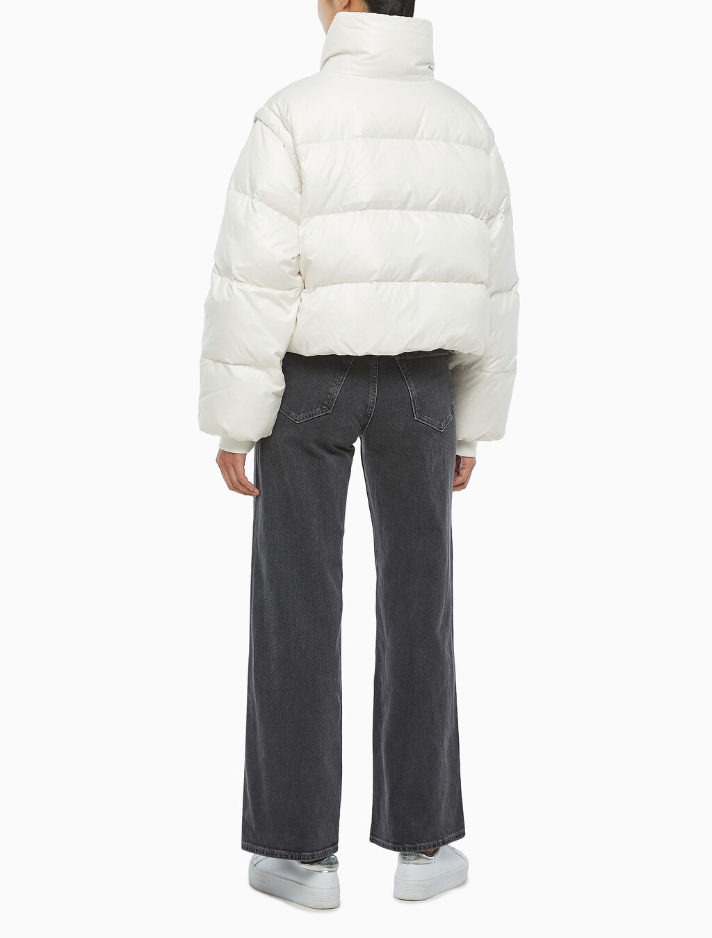 Buy 여성 글로시 디터쳐블 크롭 다운 푸퍼 in color WHITE