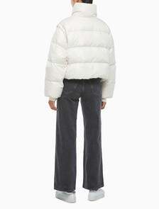 Buy 여성 글로시 디터쳐블 크롭 다운 푸퍼 in color WHITE