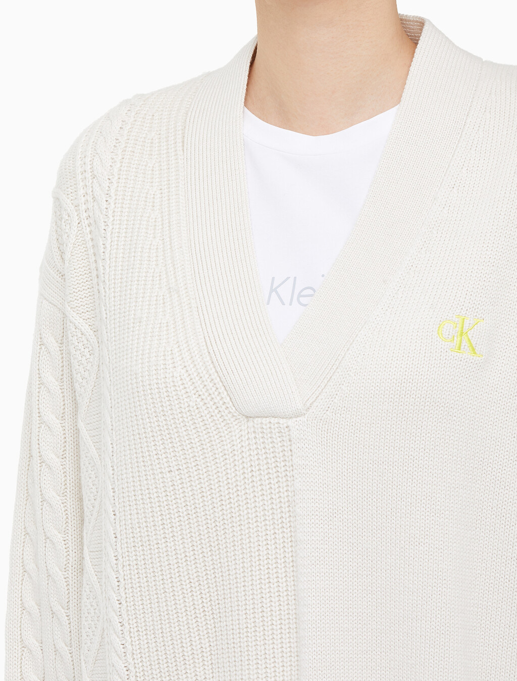 Buy 여성 케이블 인터레스트 브이넥 풀오버 울 스웨터 in color BLUR FLORAL_BLACK