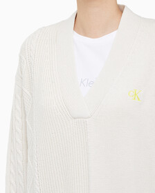 Buy 여성 케이블 인터레스트 브이넥 풀오버 울 스웨터 in color BLUR FLORAL_BLACK