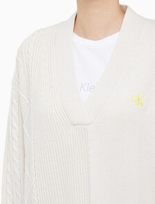 Buy 여성 케이블 인터레스트 브이넥 풀오버 울 스웨터 in color BLUR FLORAL_BLACK