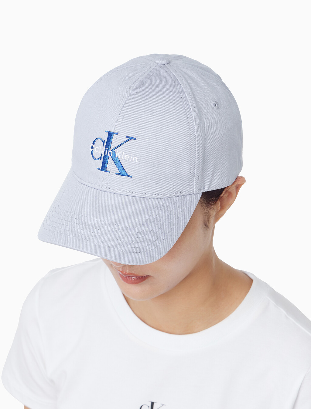 Buy 남녀공용 CKJ 모노그램 엠브로이더리 볼캡 in color Light blue