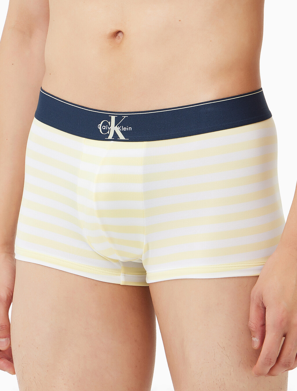 Buy 남성 CK 그래픽 마이크로 로우 라이즈 트렁크 in color Yellow+White
