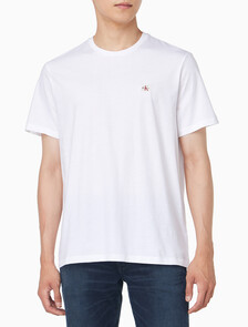 Buy 남성 클래식핏 뱃지 로고 반팔 티셔츠 in color BRIGHT WHITE