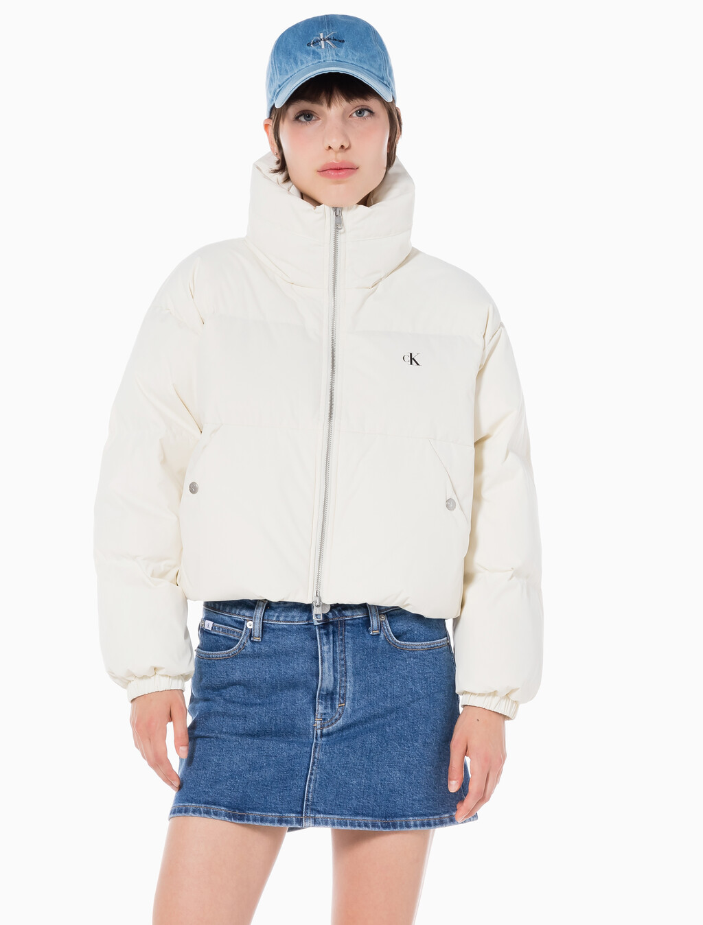 Buy 여성 볼륨 넥 크롭 다운 푸퍼 in color WHITE