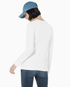 Buy 여성 슬림핏 인스티튜셔널 로고 긴팔 티셔츠 in color BRIGHT WHITE