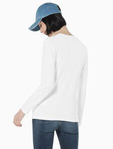 Buy 여성 슬림핏 인스티튜셔널 로고 긴팔 티셔츠 in color BRIGHT WHITE