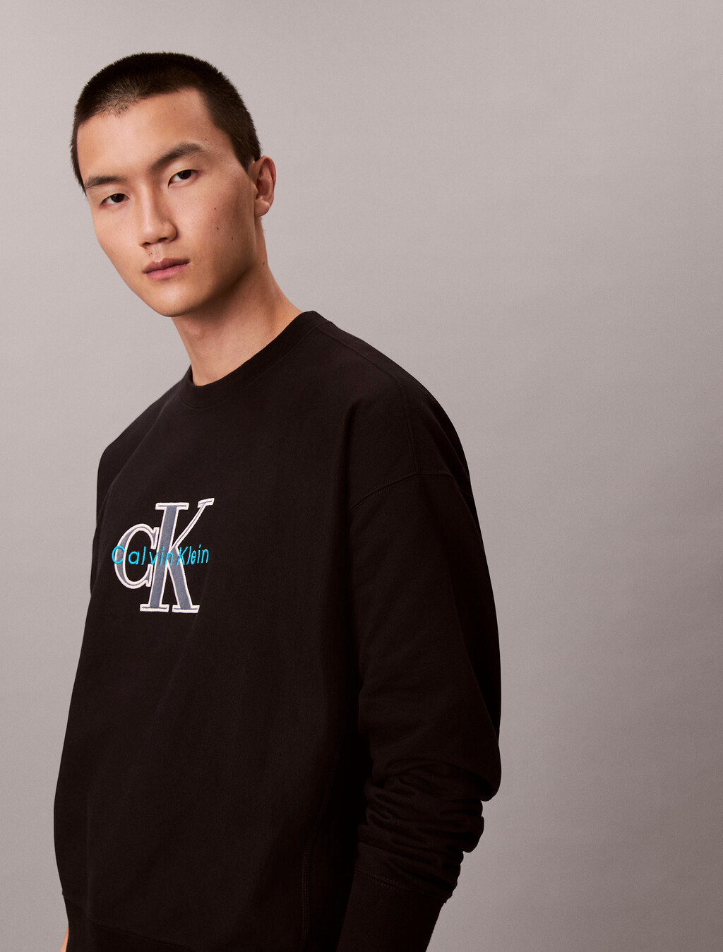 Buy 남성 프리미엄 트라이컬러 모노로고 크루넥 스웨트셔츠 in color BLACK