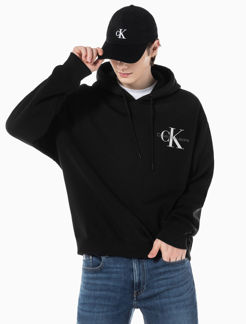 Buy 남녀공용 릴렉스핏 스몰 모노그램 로고 기모 후디 in color CK BLACK