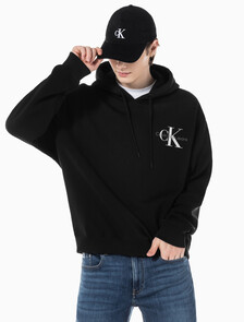 Buy 남녀공용 릴렉스핏 스몰 모노그램 로고 기모 후디 in color CK BLACK