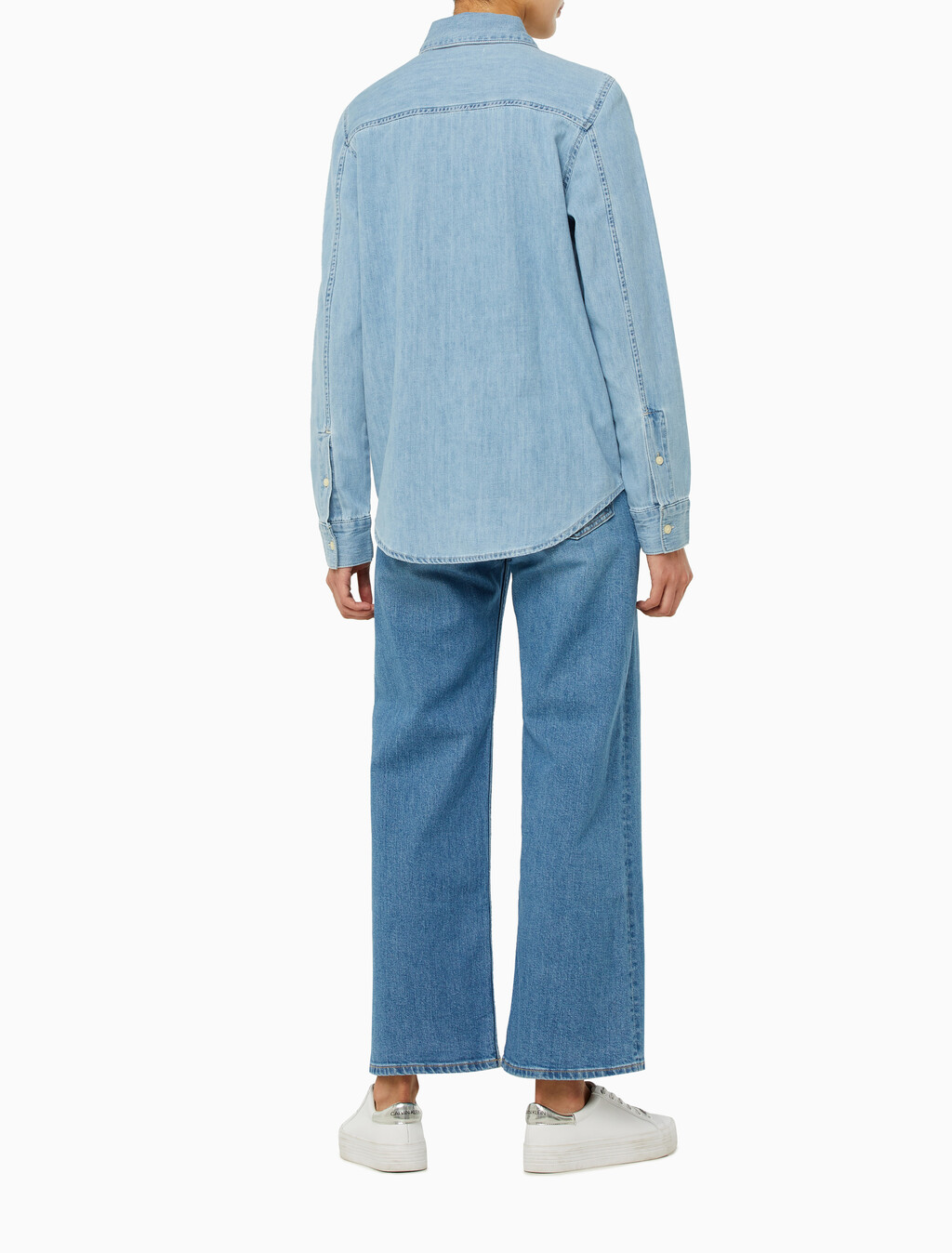 Buy 여성 롱슬리브 클래식 샴브레이 셔츠 in color LIGHT BLUE