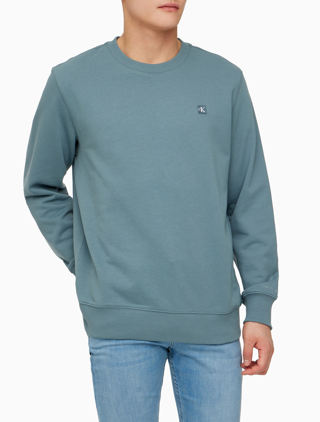 Buy 남성 레귤러핏 CK 뱃지 로고 스웻셔츠 in color GOBLIN BLUE