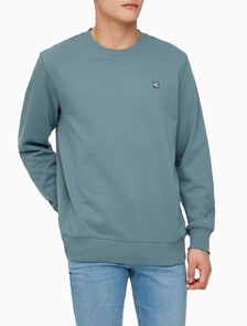 Buy 남성 레귤러핏 CK 뱃지 로고 스웻셔츠 in color GOBLIN BLUE