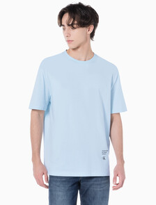 Buy 남성 릴렉스핏 모던 메탈 로고 반팔 티셔츠 in color KEEPSAKE BLUE