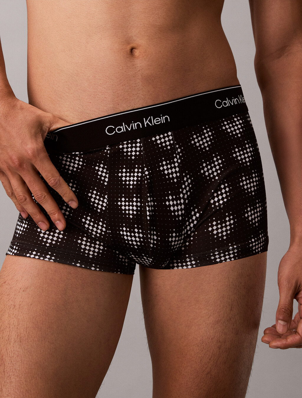 Buy 남성 아이콘 마이크로 스트레치 - VDAY 로우 라이즈 트렁크 in color BLACK PRINT