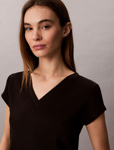 Buy 여성 우븐라벨 베이비립 브이넥 티 in color BLACK