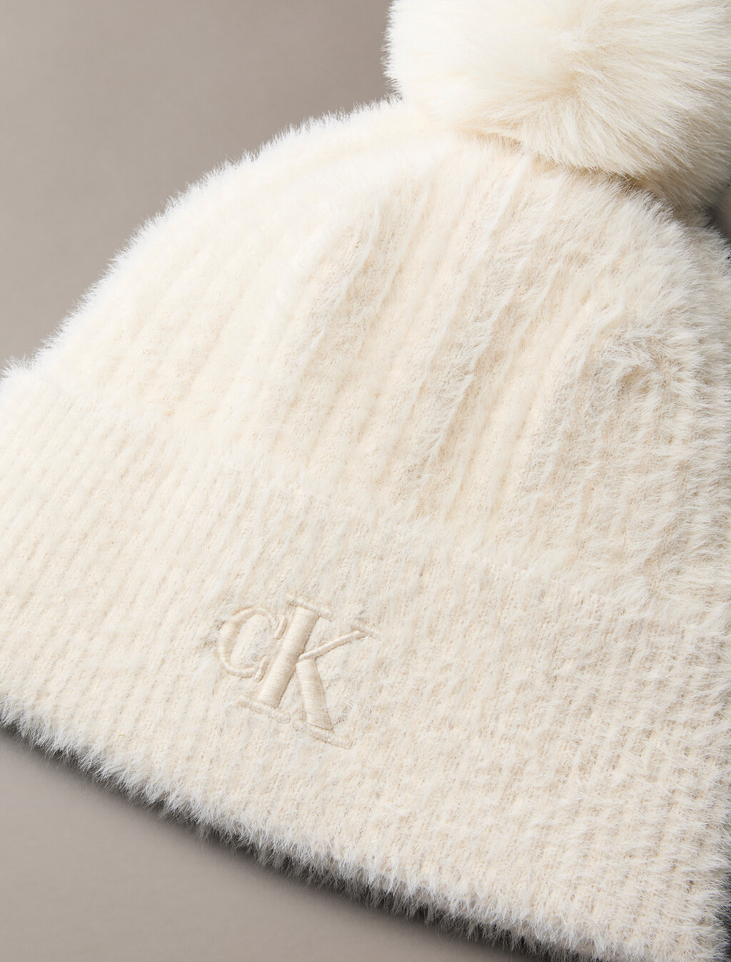 Buy 여성 퍼지 립 폼폼 비니 in color Ivory