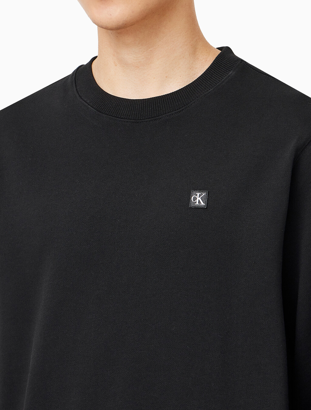 Buy 남성 레귤러핏 CK 뱃지 로고 스웻셔츠 in color CK BLACK
