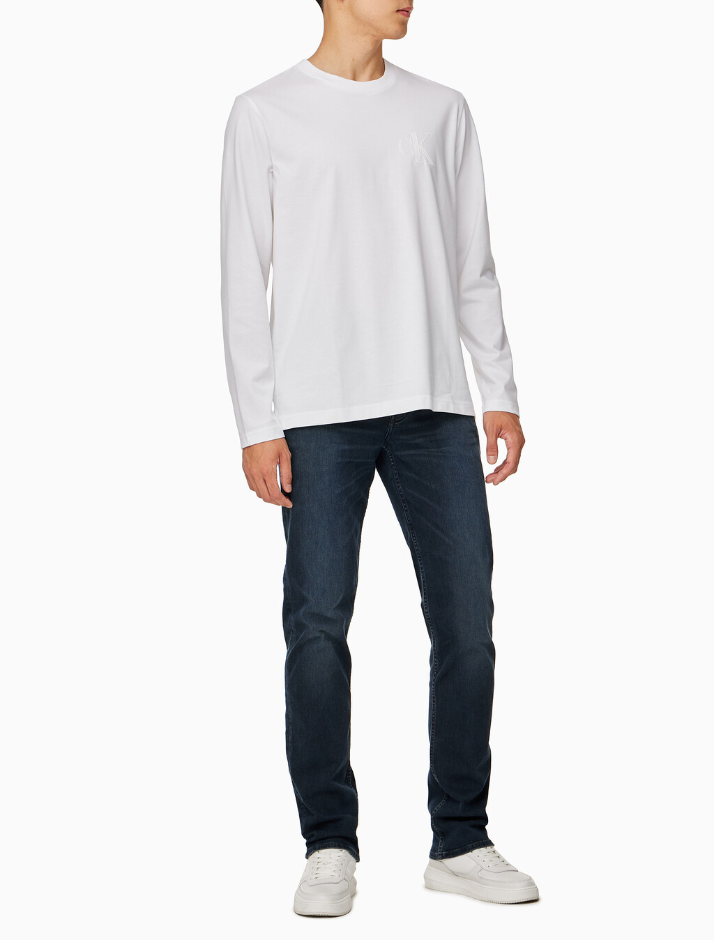 Buy 남성 레귤러핏 그래픽 로고 긴팔 티셔츠 in color BRIGHT WHITE