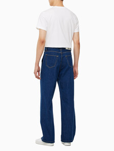 Buy 남성 클린 프레스드 와이드핏 트라우저 데님 in color MID BLUE BACK EMBRO