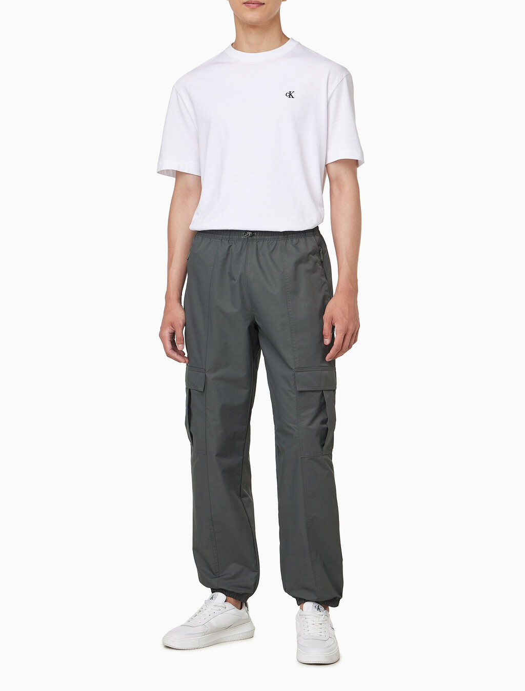 Buy 남성 스트레이트핏 나일론 카고 조거 팬츠 in color Grey