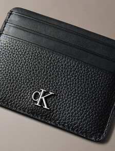 Buy 여성 CK 하드웨어 모노그램 6CC 카드 케이스 in color BLACK