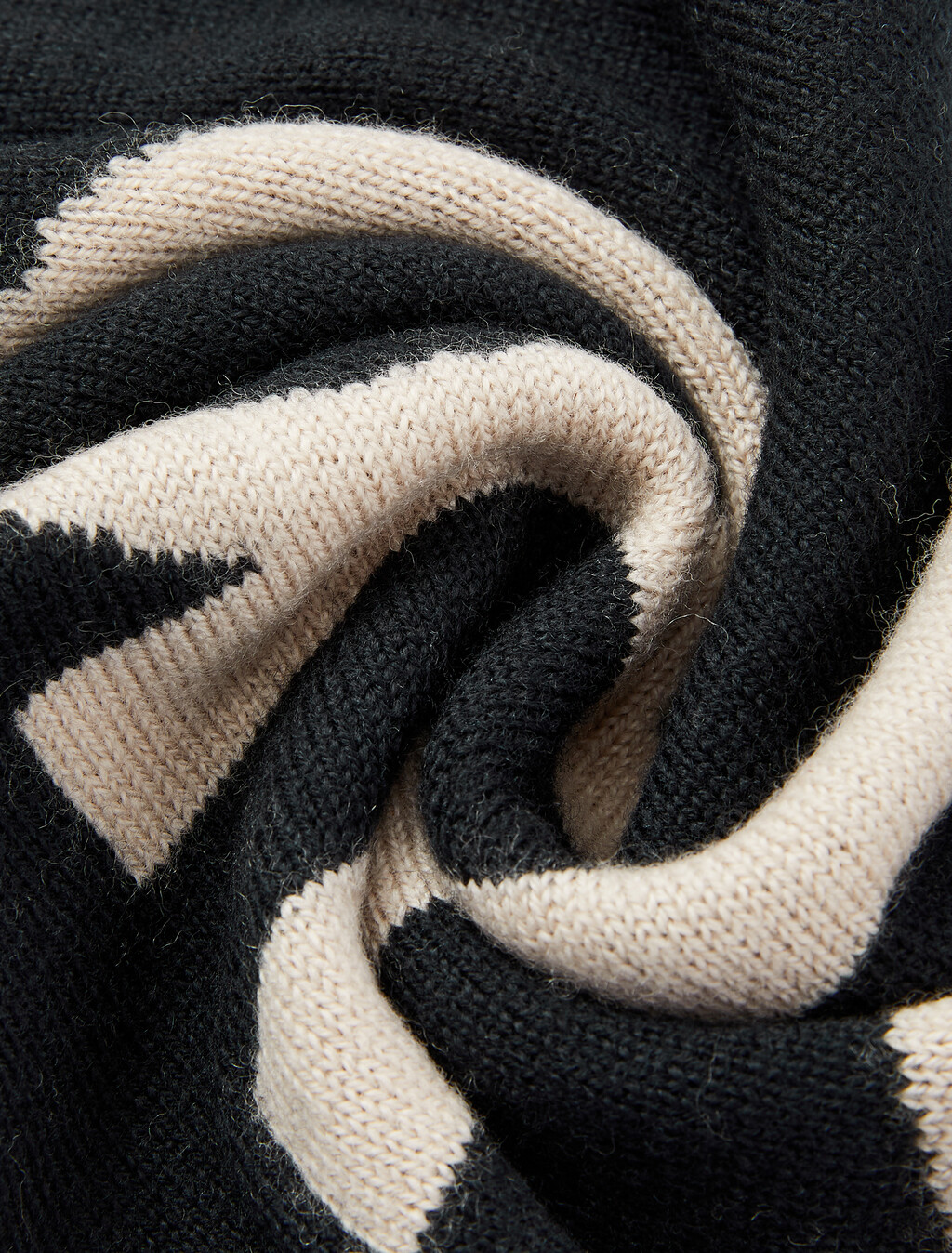 Buy 남녀공용  투톤 볼드 로고 울 머플러 in color BLACK