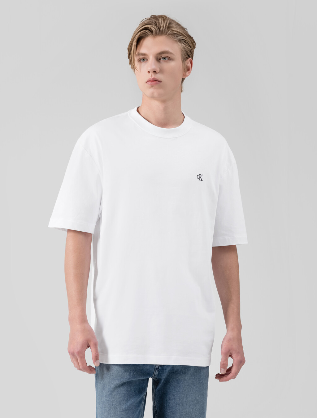 Buy 남성 릴렉스핏 아카이브 로고 반팔 티셔츠 in color BRILLIANT WHITE