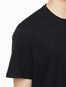 Buy 남성 클래식핏 뱃지 로고 반팔 티셔츠 in color BLACK