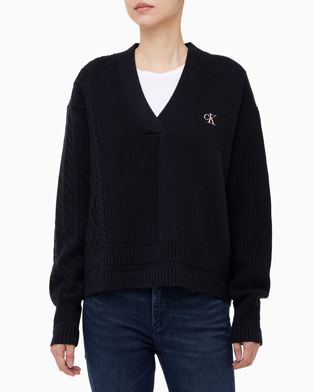 Buy 여성 케이블 인터레스트 브이넥 풀오버 울 스웨터 in color CK BLACK