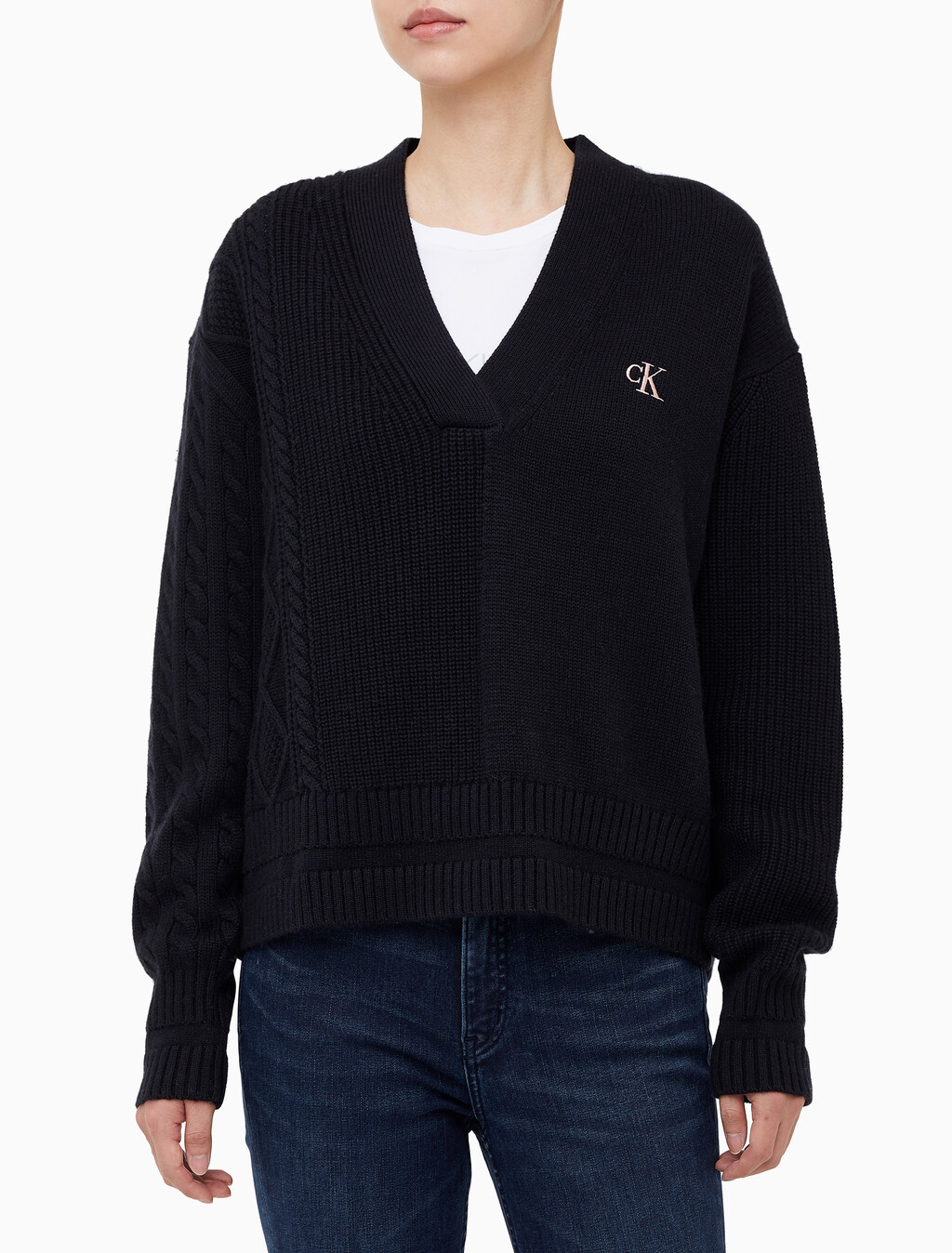 Buy 여성 케이블 인터레스트 브이넥 풀오버 울 스웨터 in color CK BLACK