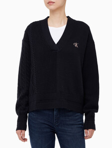 Buy 여성 케이블 인터레스트 브이넥 풀오버 울 스웨터 in color CK BLACK