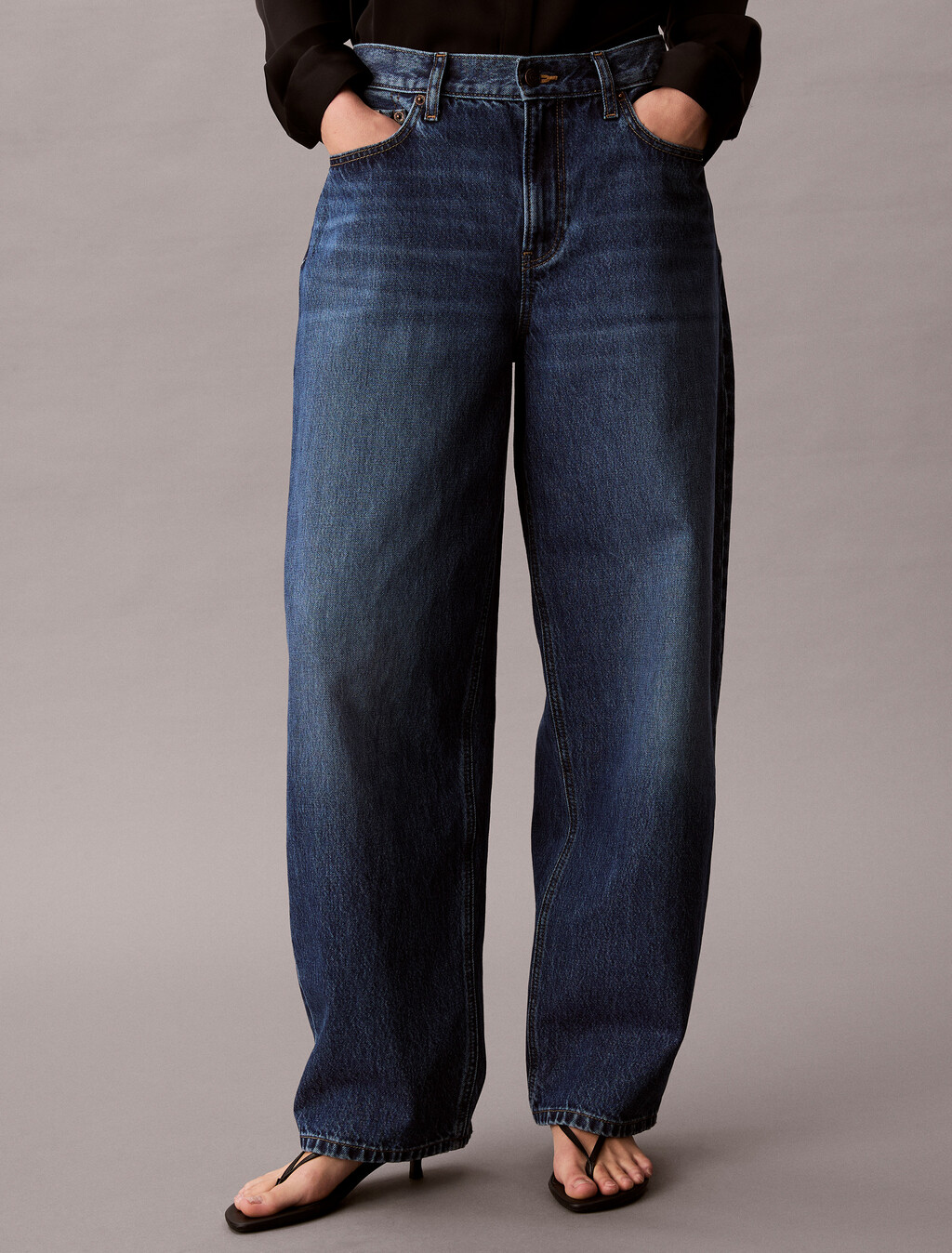 Buy 여성 미드라이즈 스키니 데님 in color Mid blue