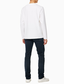 Buy 남성 릴렉스핏 인스티튜셔널 로고 긴팔 티셔츠 in color BRIGHT WHITE