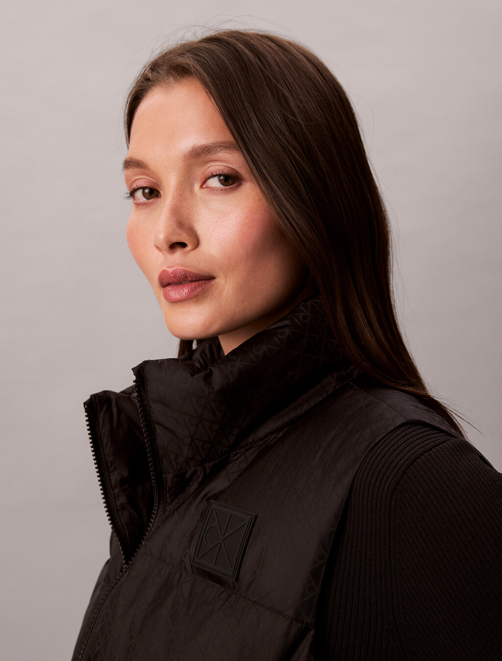 Buy 여성 AOP 로고 자카드 푸퍼 베스트 in color BLACK