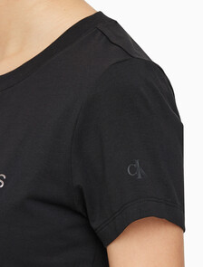 Buy 여성 인스티튜셔널 슬림핏 반팔 티셔츠 in color CK BLACK