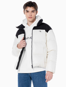 Buy 남녀공용 릴렉스 숏 블로킹 다운 푸퍼 in color WHITE