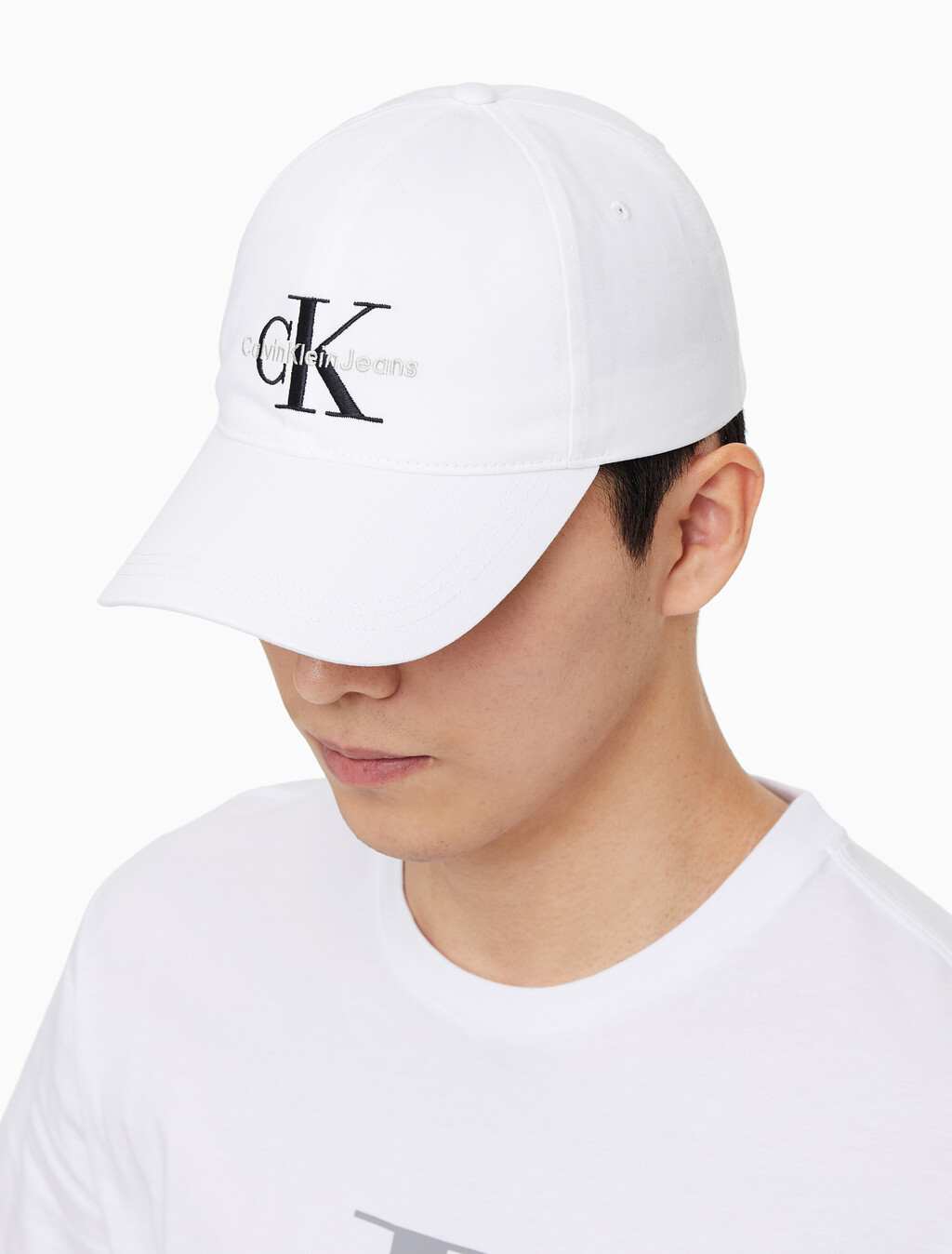 Buy 남녀공용 CKJ 모노그램 엠브로이더리 캡 in color BRIGHT WHITE