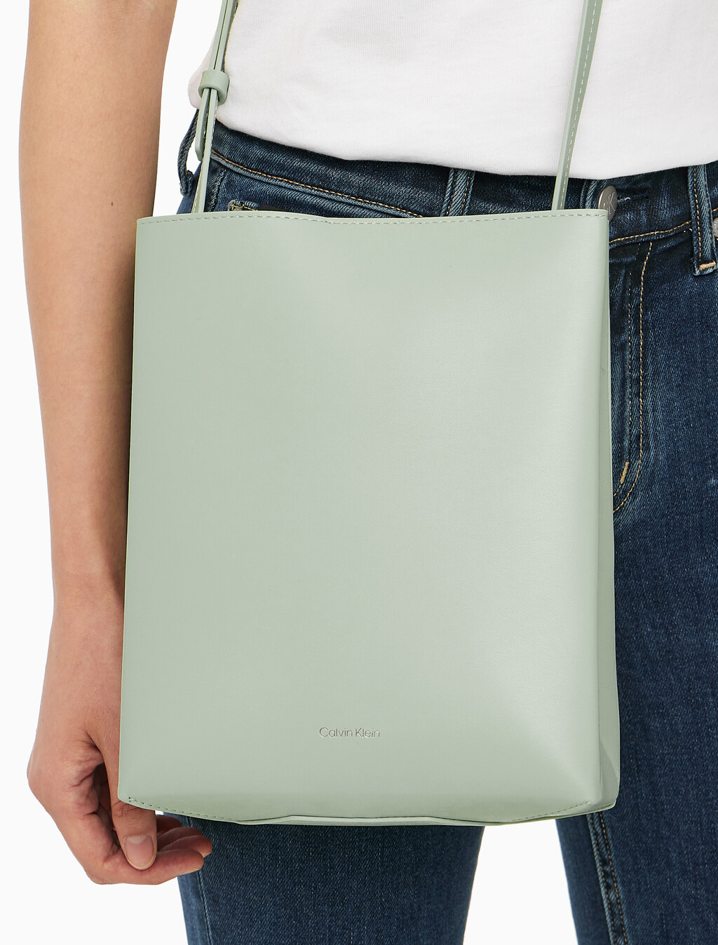 Buy 여성 크로스바디 페이퍼 레더백 in color GREEN