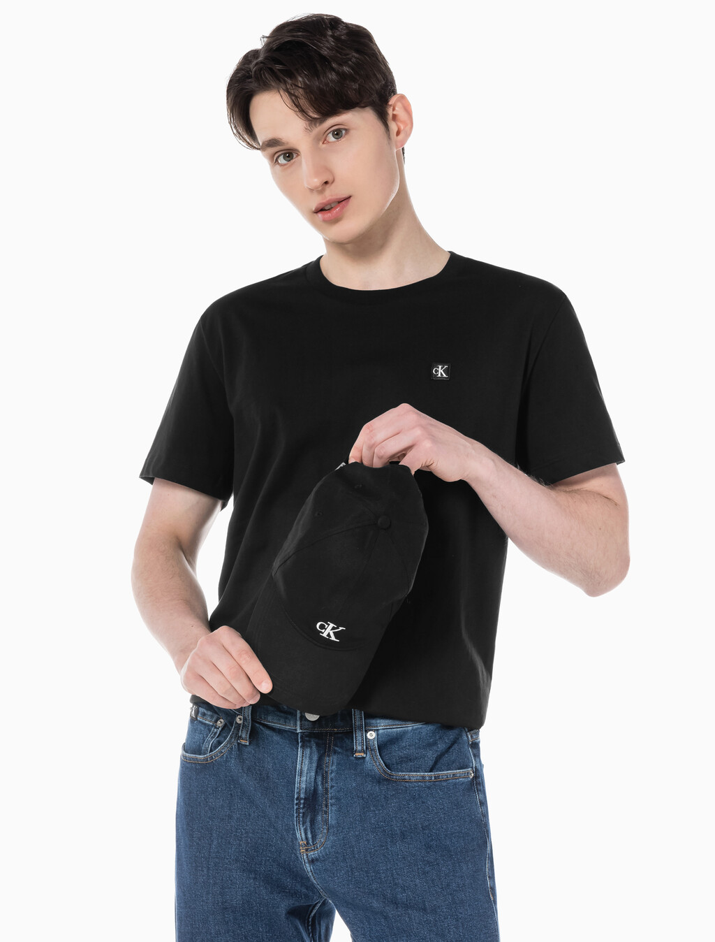 Buy 남성 레귤러핏 CK 로고 뱃지 반팔 티셔츠 in color CK BLACK