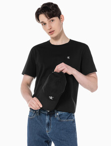 Buy 남성 레귤러핏 CK 로고 뱃지 반팔 티셔츠 in color CK BLACK