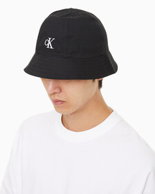 Buy 남녀공용 CK 엠브로이더리 로고 버킷햇 in color BLACK