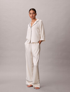 Buy 여성 새틴 씬 팬츠 in color White