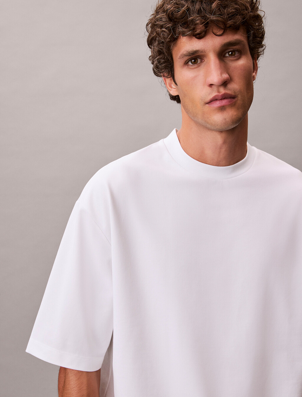 Buy 릴렉스드 핏 쿨링 피크 엠보스드 티 in color BRIGHT WHITE